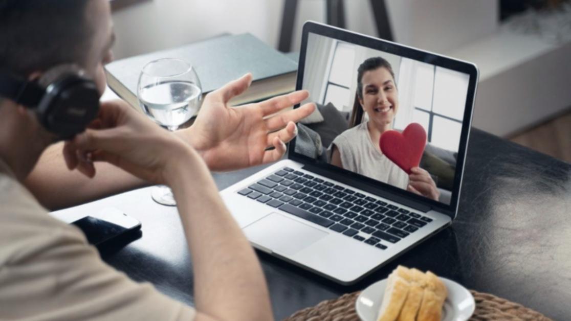 Interactive design workspace showing course materials and digital tools